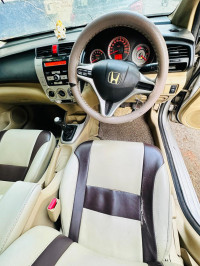 Silver Honda City iv-tech s