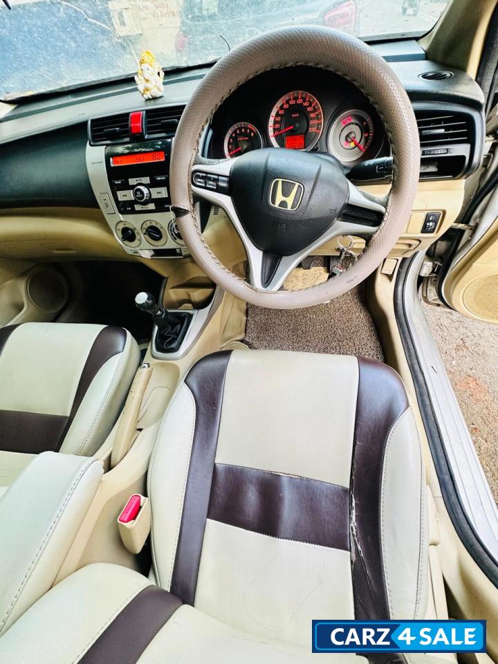 Silver Honda City iv-tech s