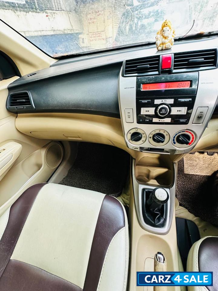 Silver Honda City iv-tech s