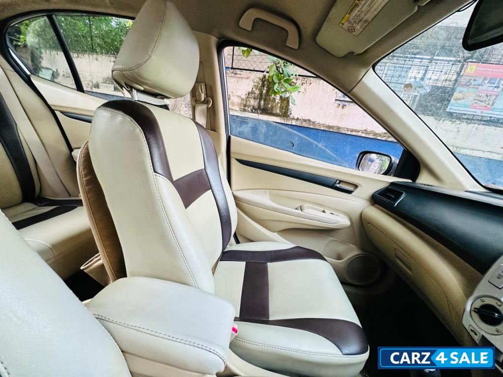 Silver Honda City iv-tech s