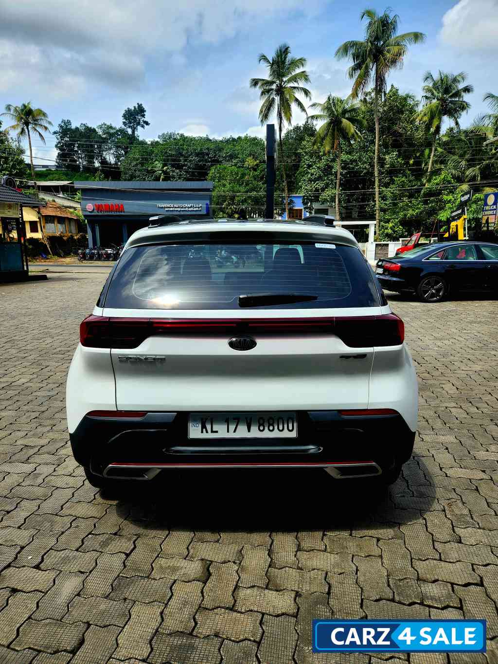 Glacier Pearl White Kia Sonet GTX plus