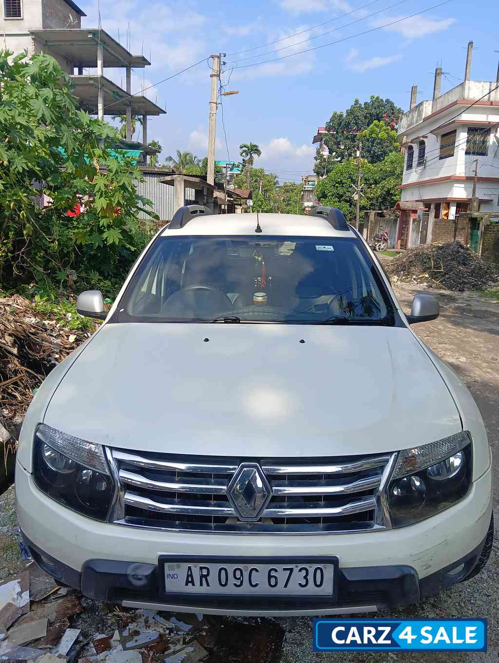 Pearl White Renault Duster Rxz dci
