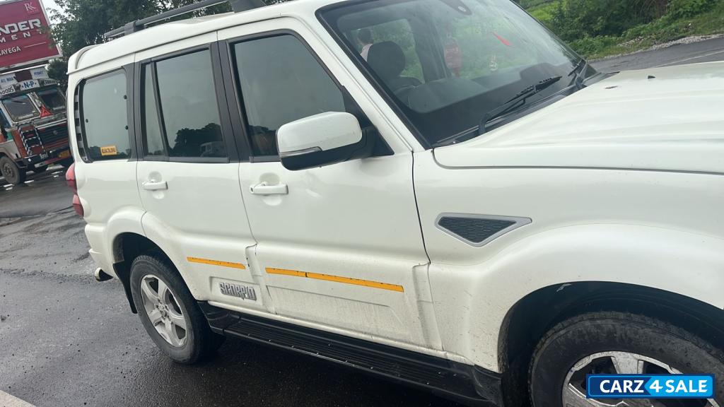 White Mahindra Scorpio S11