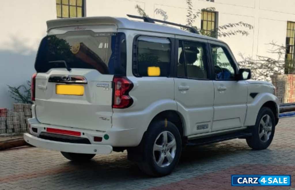 White Mahindra Scorpio S11