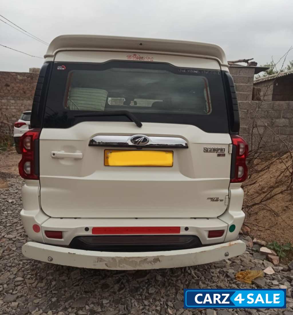 White Mahindra Scorpio S11