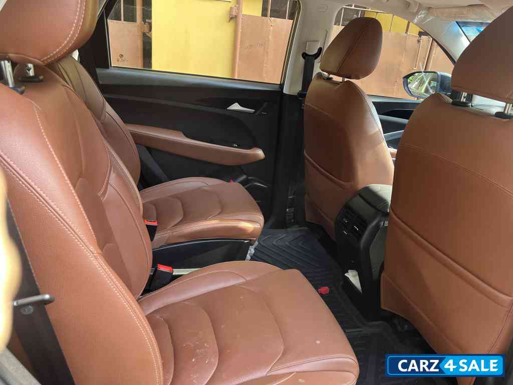 Starry Black MG Hector Plus 1.5 cvt Starry Black MG Hector Plus 1.5 cvt