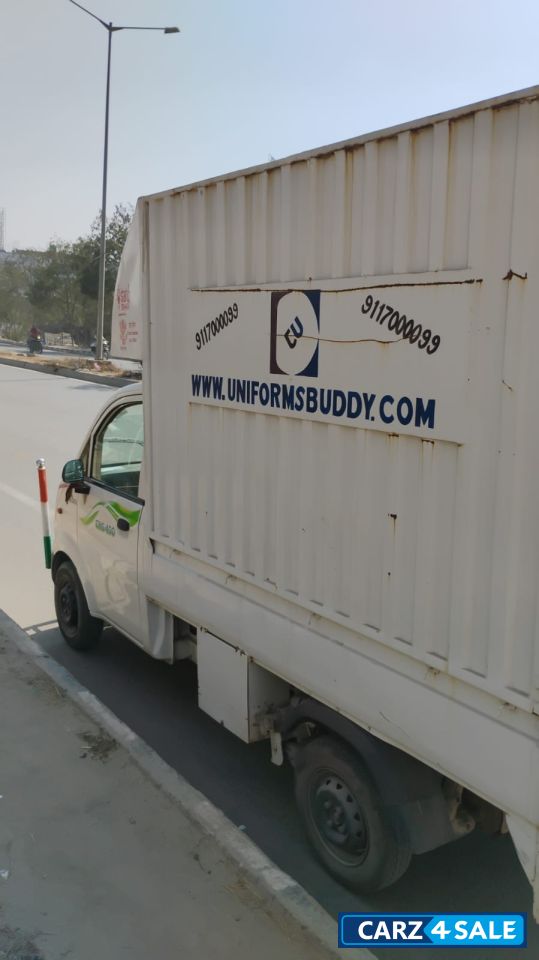 White Mahindra Jeeto CNG 400