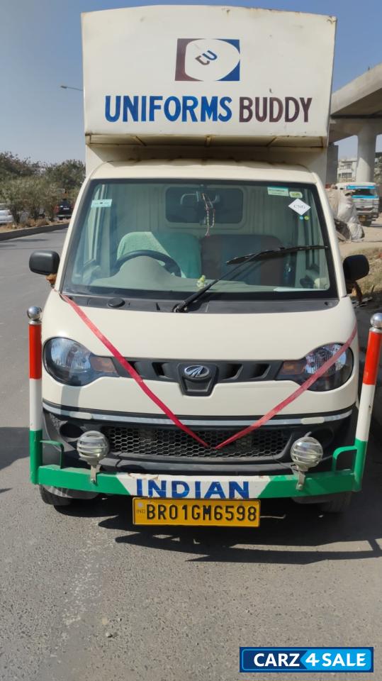 White Mahindra Jeeto CNG 400