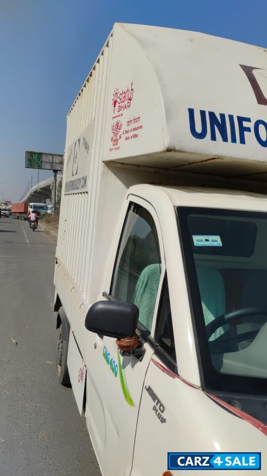 White Mahindra Jeeto CNG 400
