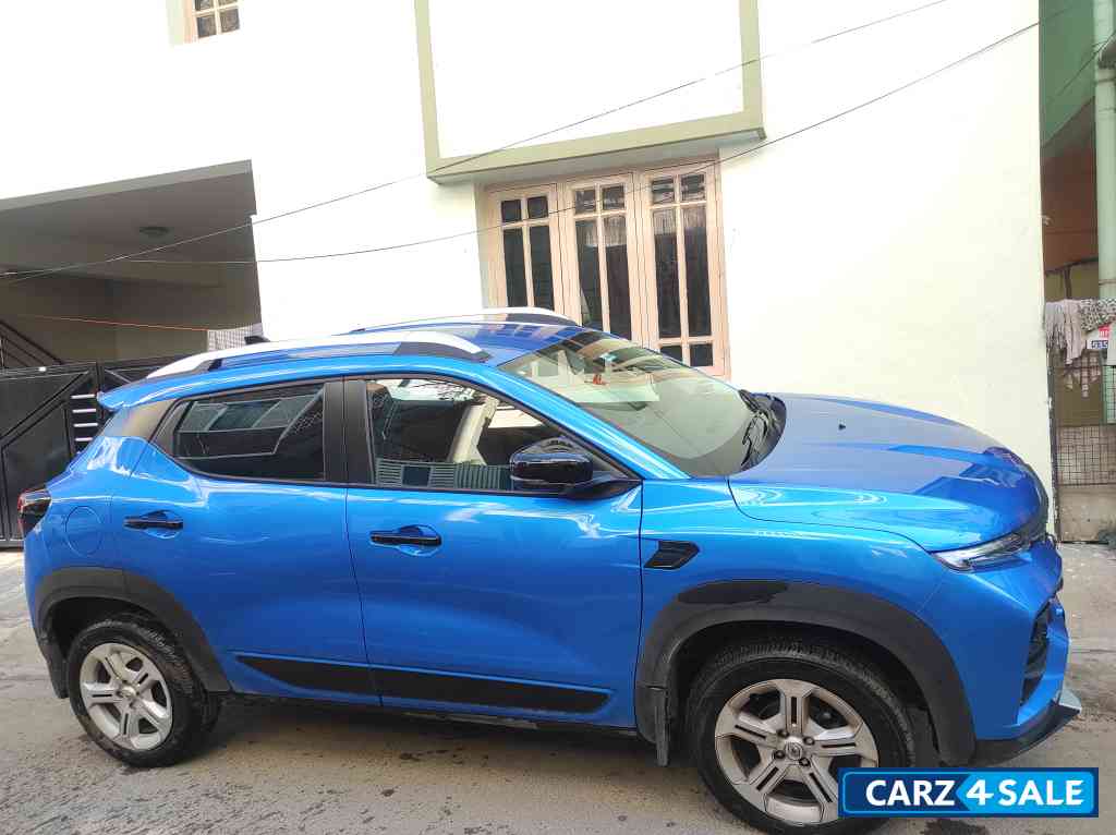 Blue Renault Kiger Rxt petrol amt 1.0