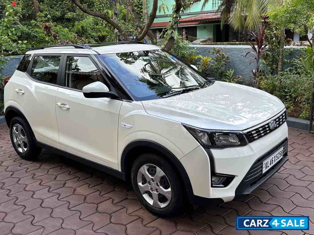 Mahindra XUV300 W6