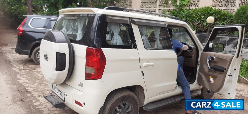 Mahindra TUV300 T10