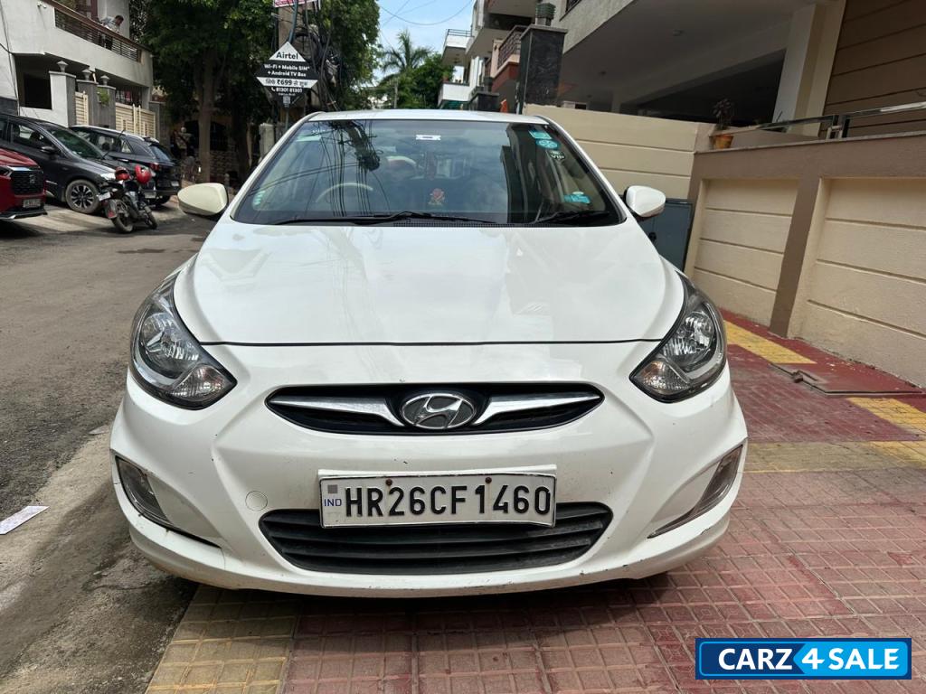 White Hyundai Verna 1.4 VTVT