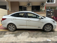 White Hyundai Verna 1.4 VTVT