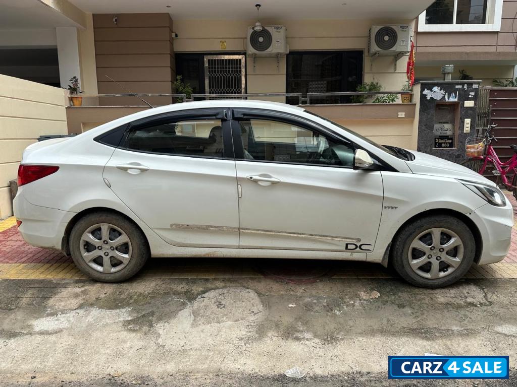 White Hyundai Verna 1.4 VTVT