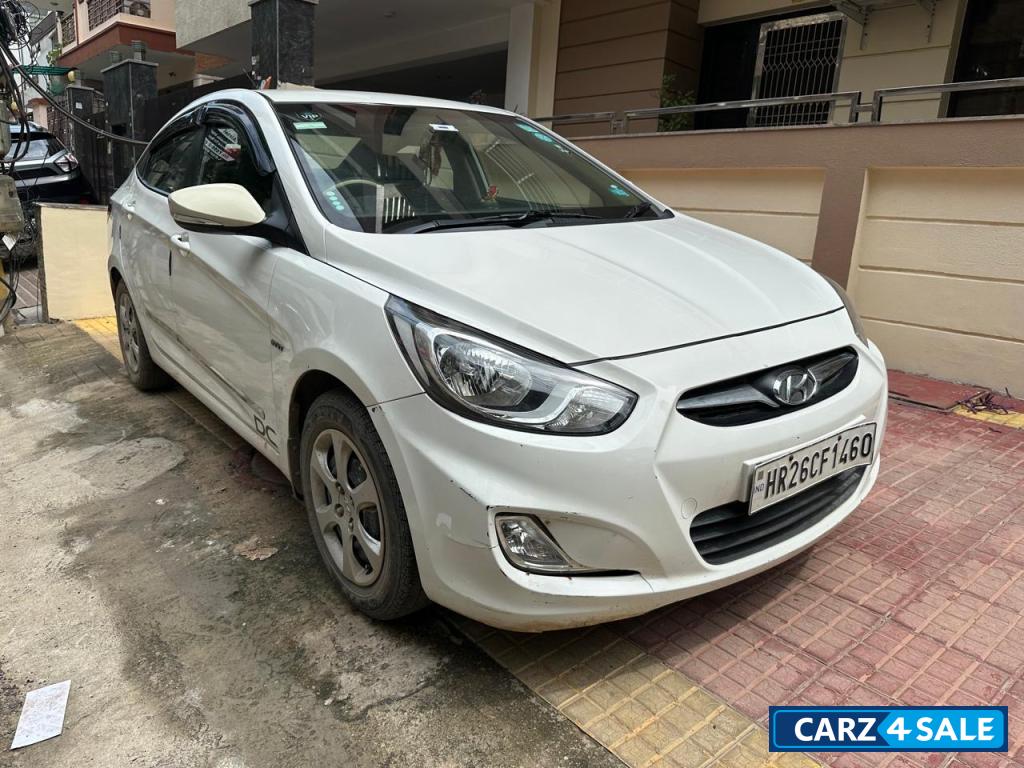 White Hyundai Verna 1.4 VTVT
