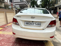 White Hyundai Verna 1.4 VTVT