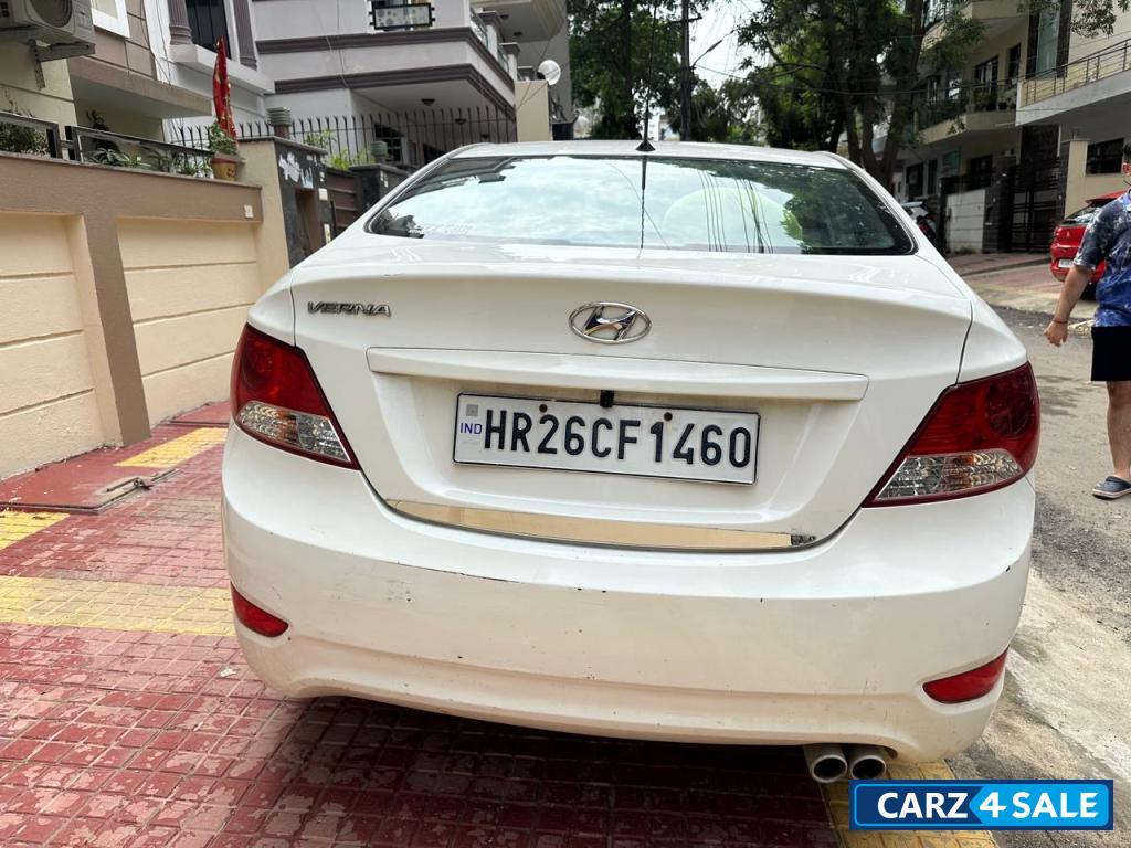 White Hyundai Verna 1.4 VTVT