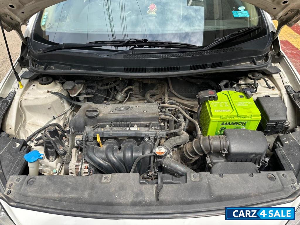 White Hyundai Verna 1.4 VTVT