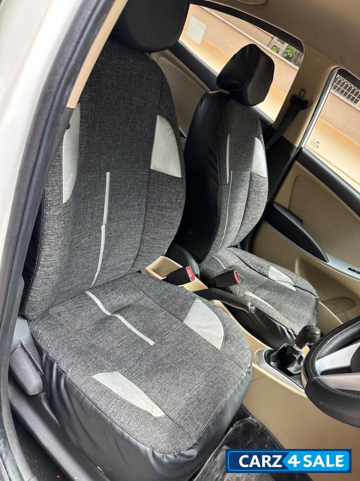 White Hyundai Verna 1.4 VTVT