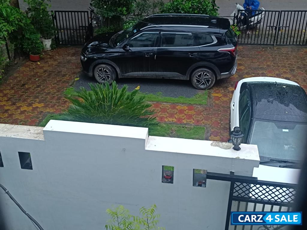 Aurora Black Pearl Kia Carens prestige plus 1.4 turbo 7 str petrol