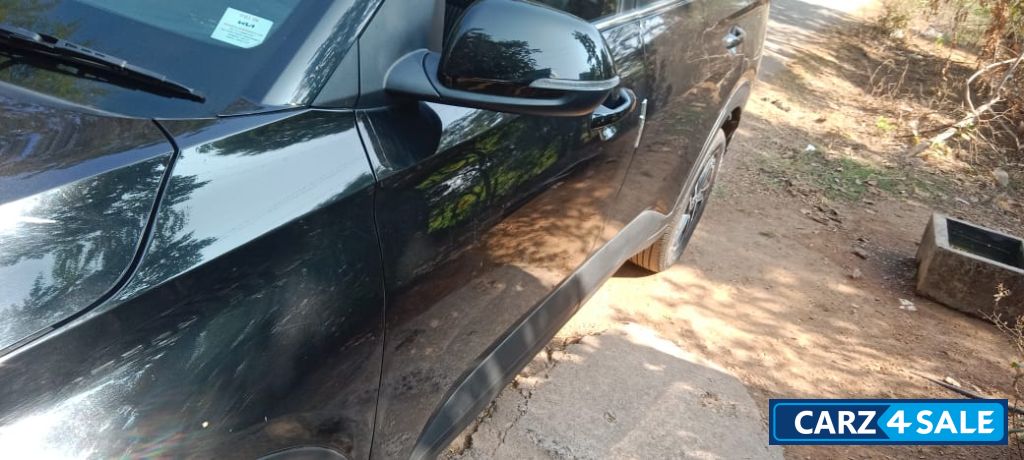 Aurora Black Pearl Kia Carens prestige plus 1.4 turbo 7 str petrol