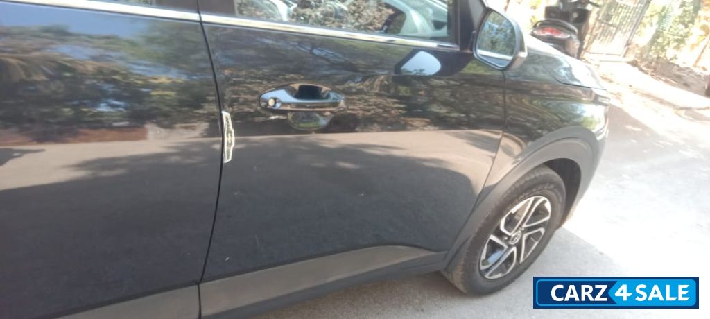 Aurora Black Pearl Kia Carens prestige plus 1.4 turbo 7 str petrol