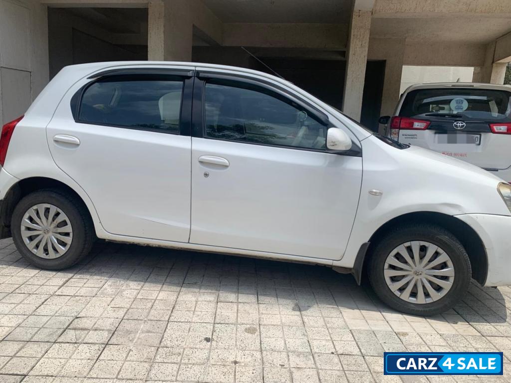 White Toyota  ETIOS LIVA PETROL G