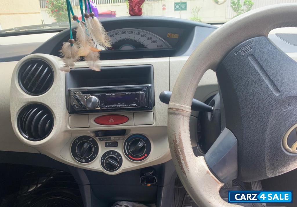 White Toyota  ETIOS LIVA PETROL G