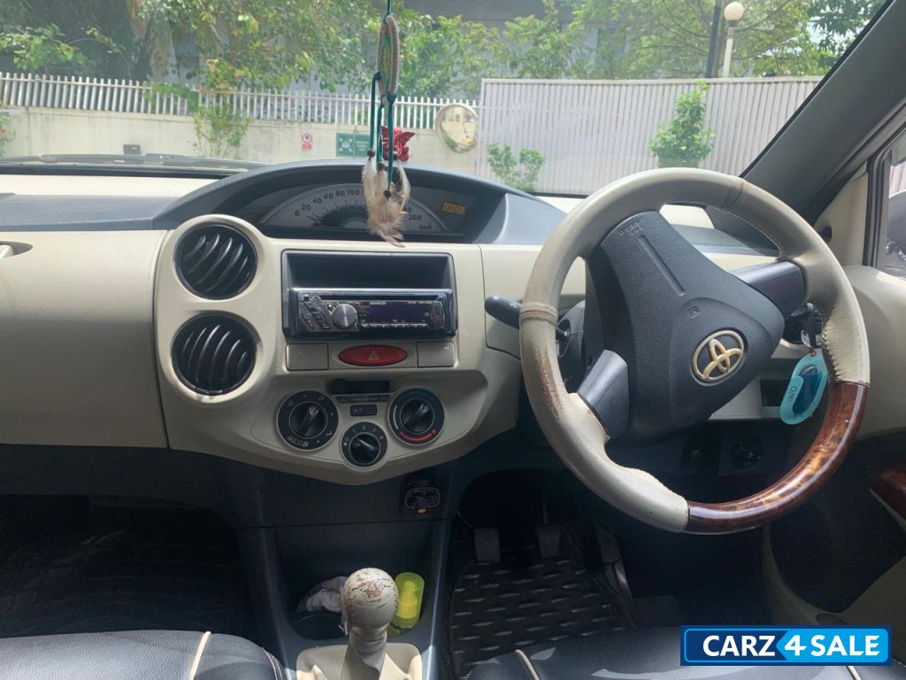 White Toyota  ETIOS LIVA PETROL G