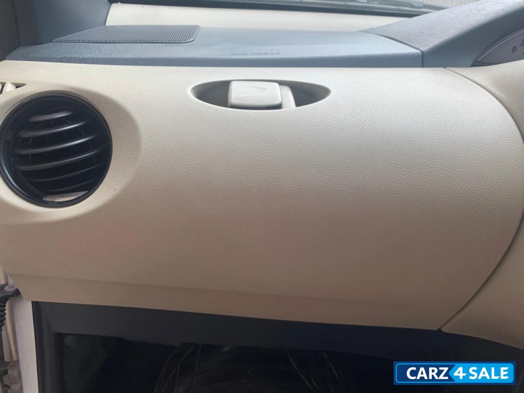 White Toyota  ETIOS LIVA PETROL G