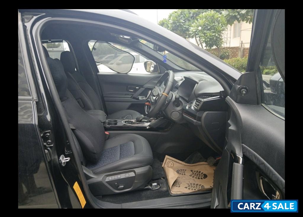 Dark Black Tata Safari Safari Accomplished + 6S Dark (AT)