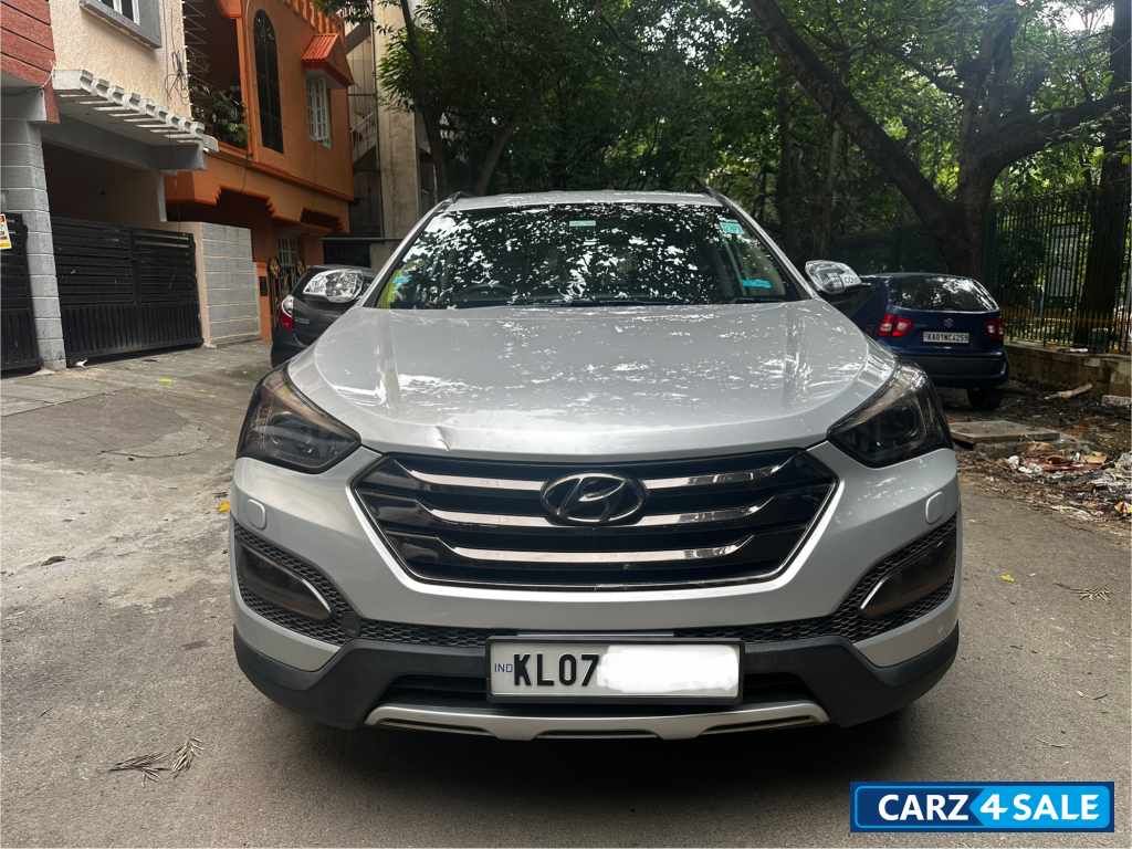 Sleek Silver Hyundai Santa Fe 2WD AT