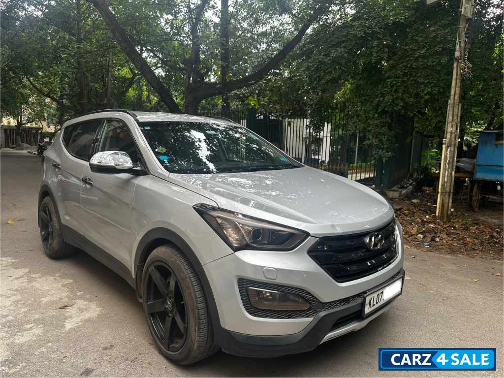 Sleek Silver Hyundai Santa Fe 2WD AT