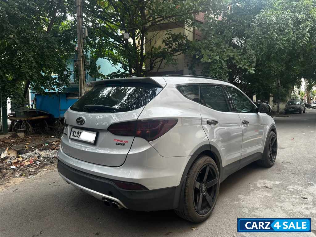 Sleek Silver Hyundai Santa Fe 2WD AT