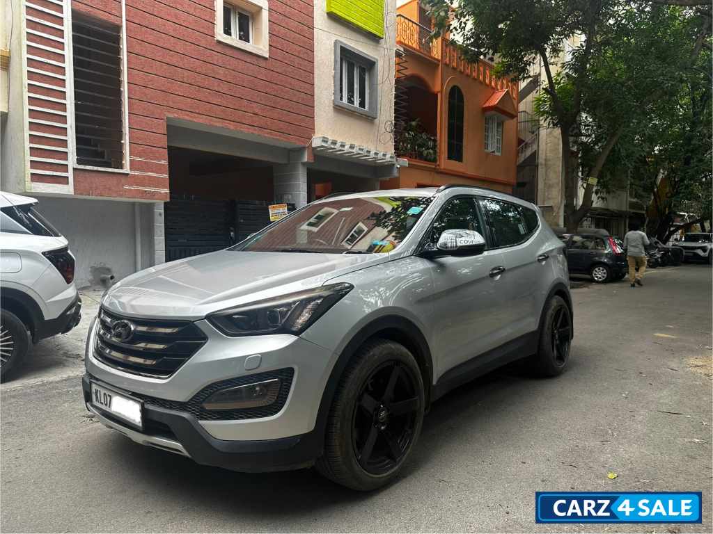 Sleek Silver Hyundai Santa Fe 2WD AT