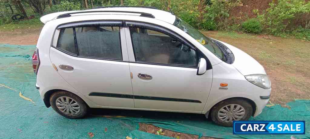 White Hyundai i10 Sports