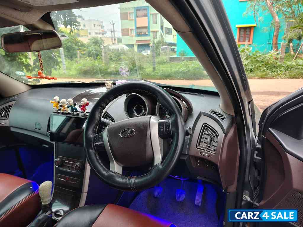 Mahindra XUV 500 W6