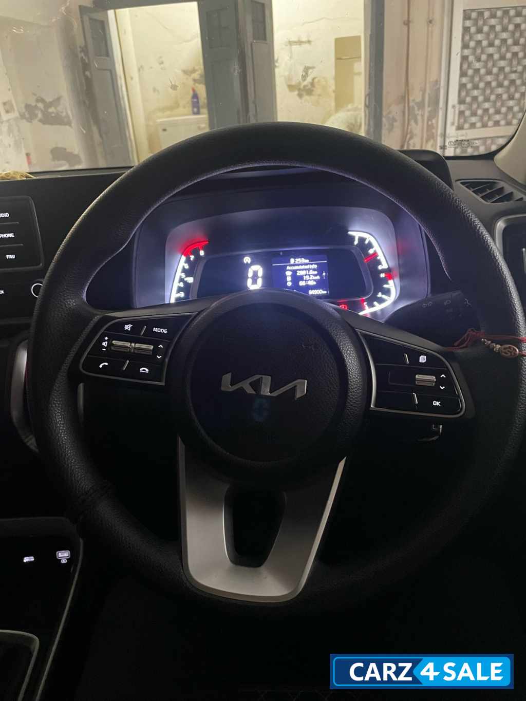 White Kia Sonet HTK 1.2 5 MT