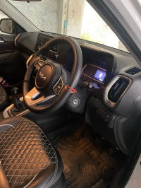 White Kia Sonet HTK 1.2 5 MT