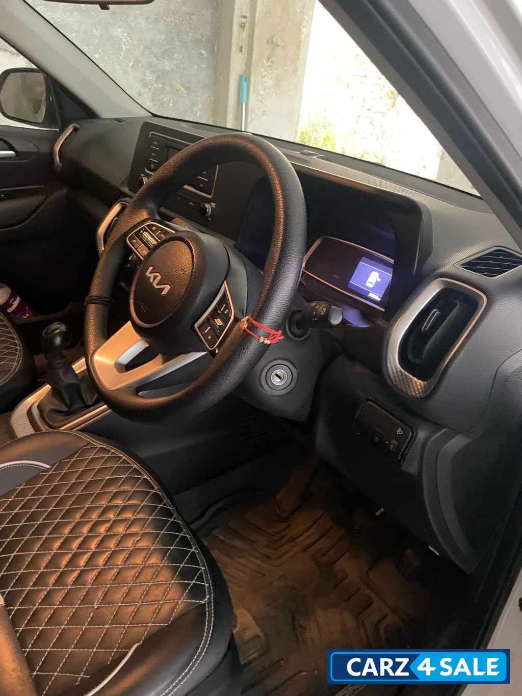 White Kia Sonet HTK 1.2 5 MT