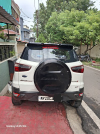 White Ford Ecosport Titanium S