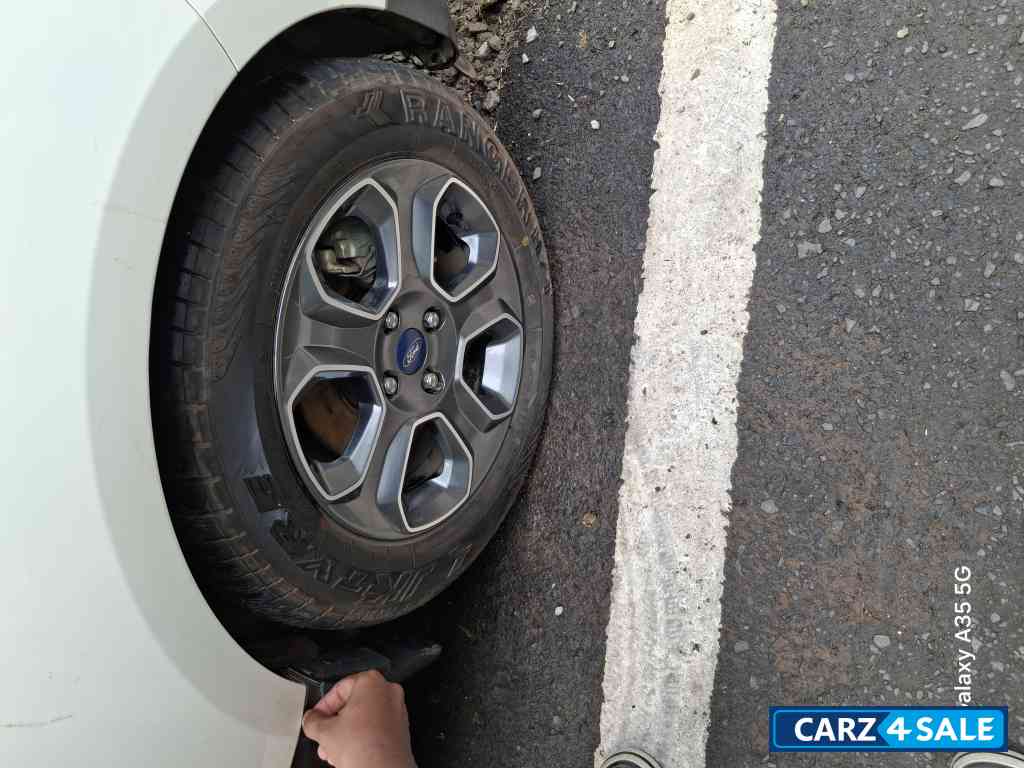 White Ford Ecosport Titanium S