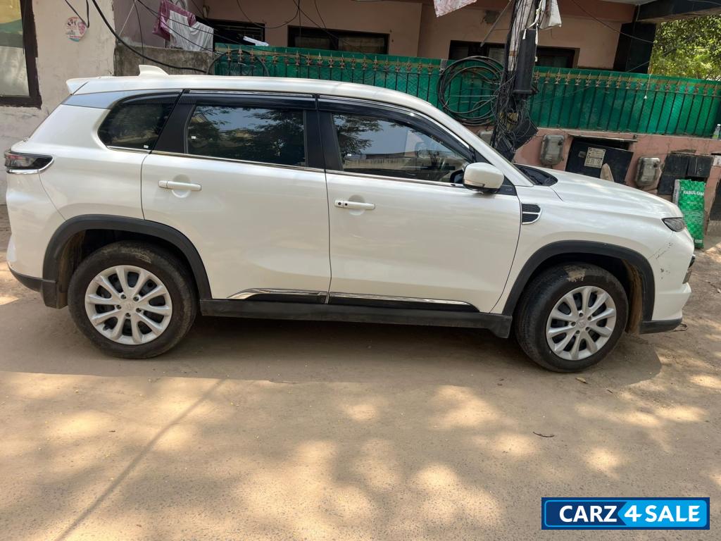 White Maruti Suzuki Grand Vitara Sigma