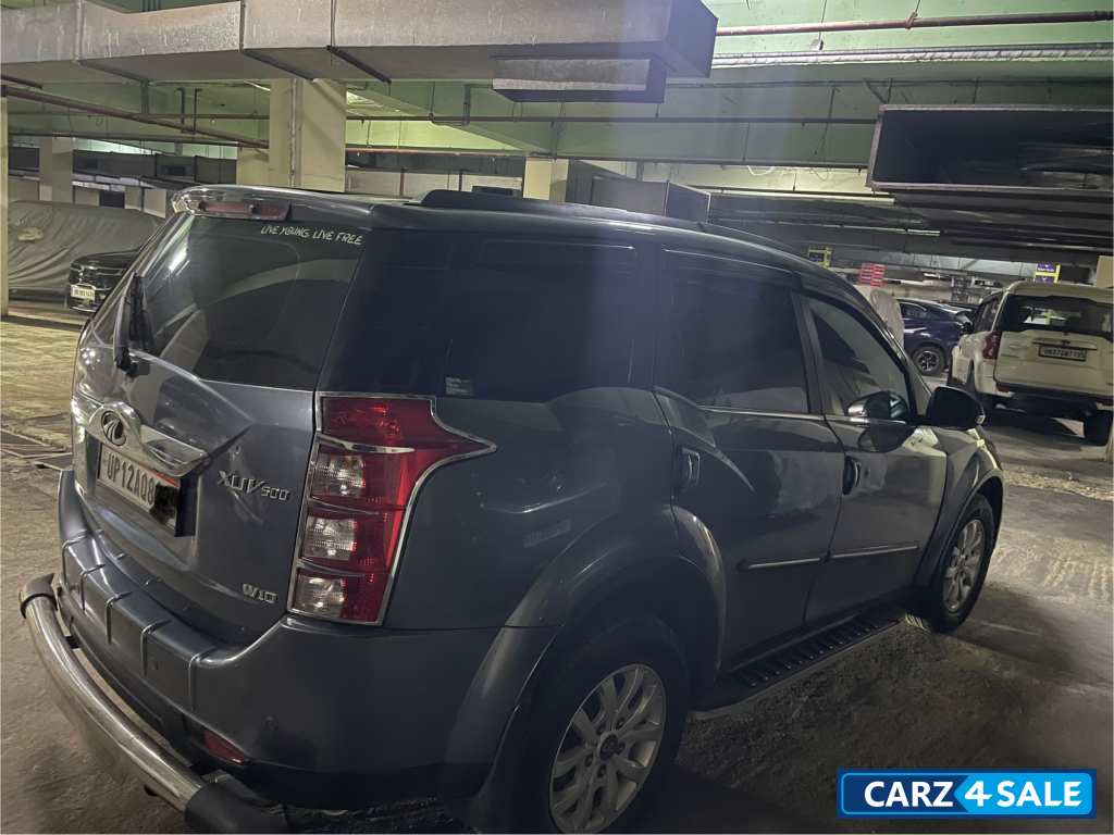 Mahindra XUV 500 W10