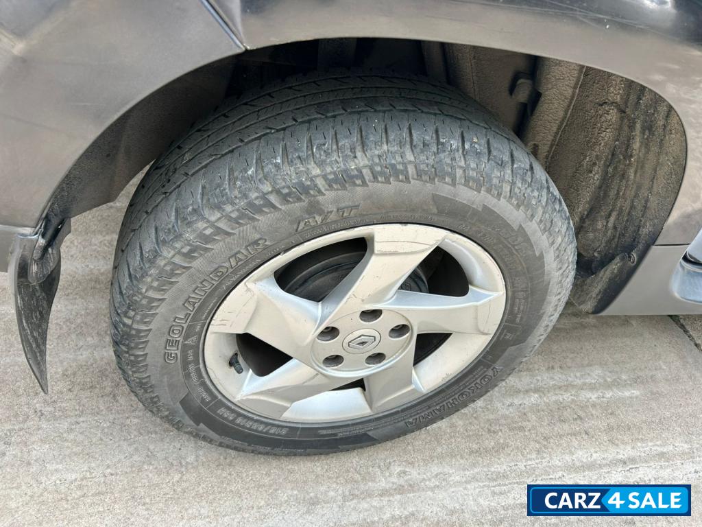 Black Renault Duster rxz 110 ps