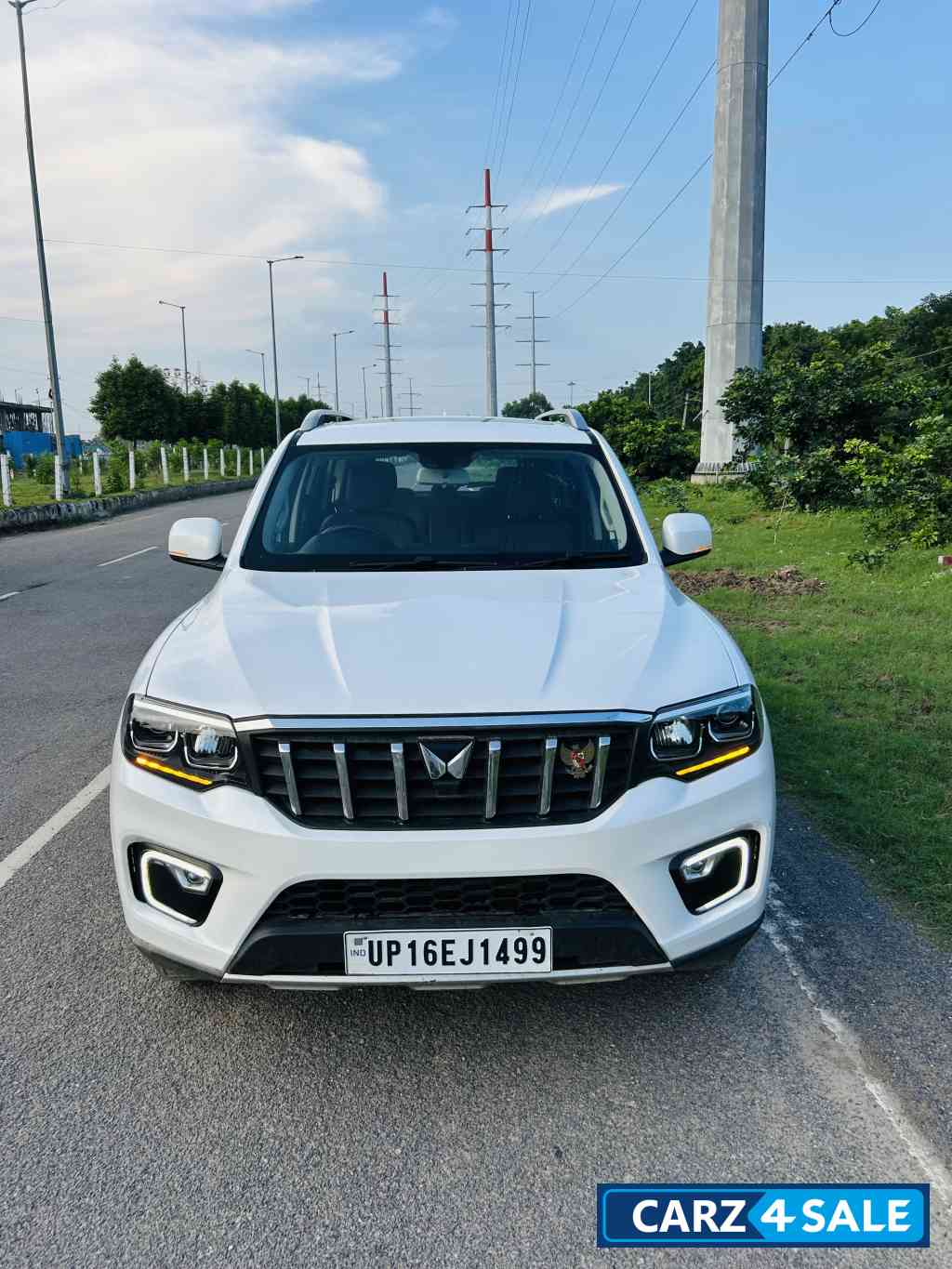 White Mahindra Scorpio Scorpio n z8 select diesel