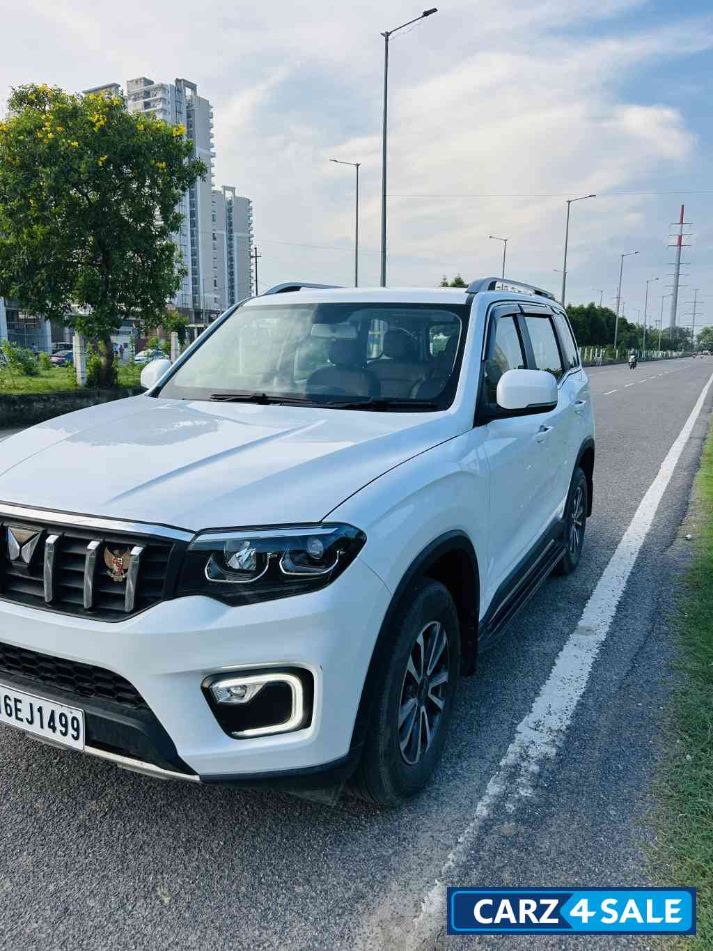 White Mahindra Scorpio Scorpio n z8 select diesel