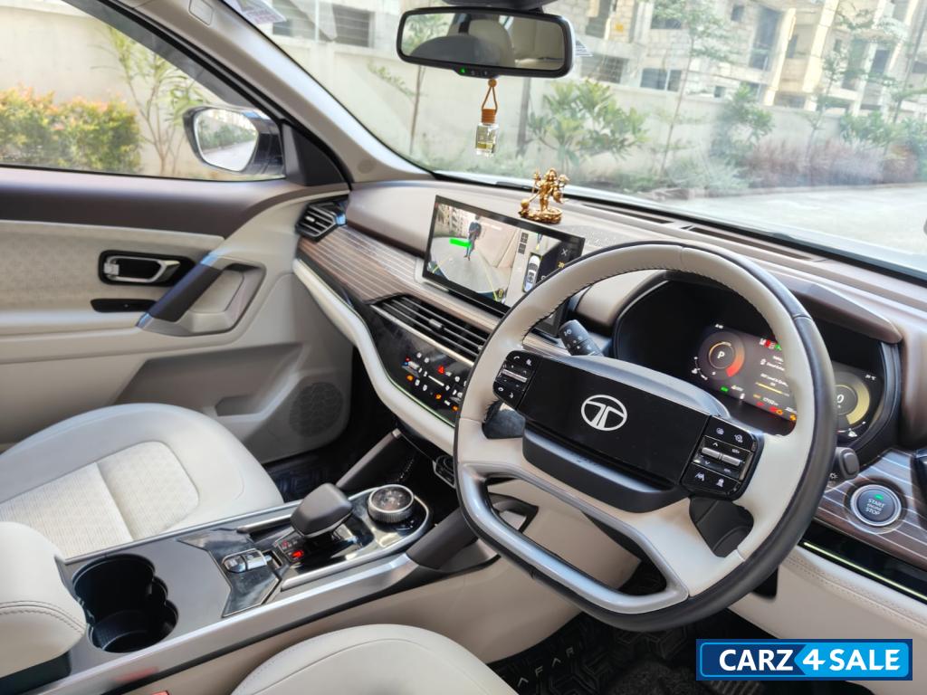 White & Black (dt) Tata Safari Accomplished Plus Dual Tone AT 7 STR