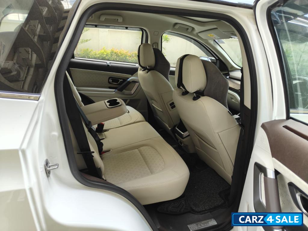 White & Black (dt) Tata Safari Accomplished Plus Dual Tone AT 7 STR